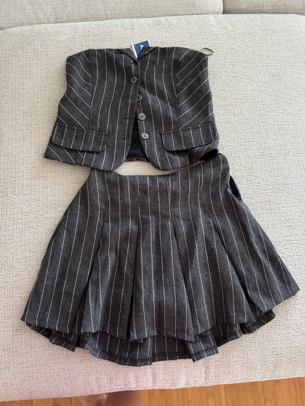 Matching set
Stripped pleated skirt strapless button down top!